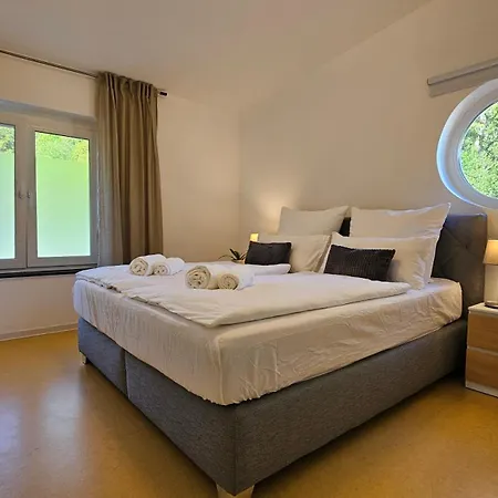 Design Mit Traumhaftem Blick Ins Wiedtal 아파트